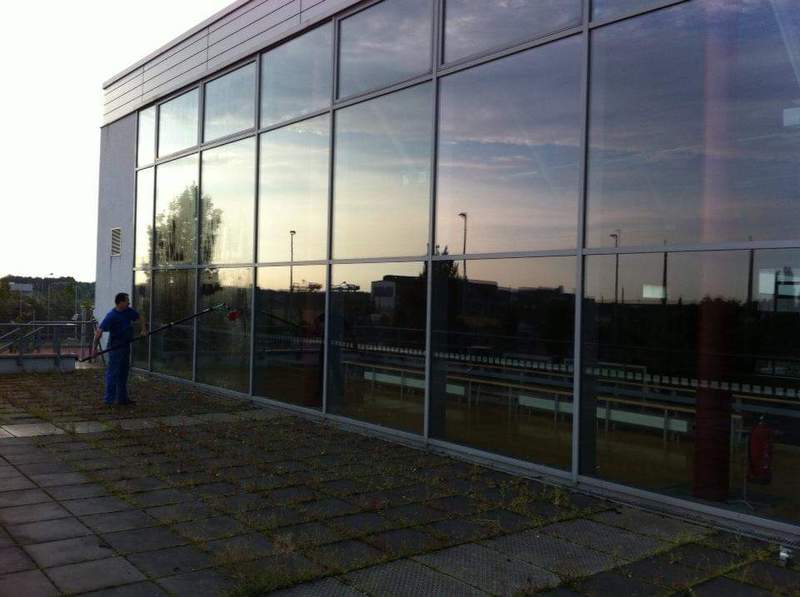 Glasreinigung einer Panoramafassade im Abendlicht, streifenfreies Ergebnis ohne Chemie