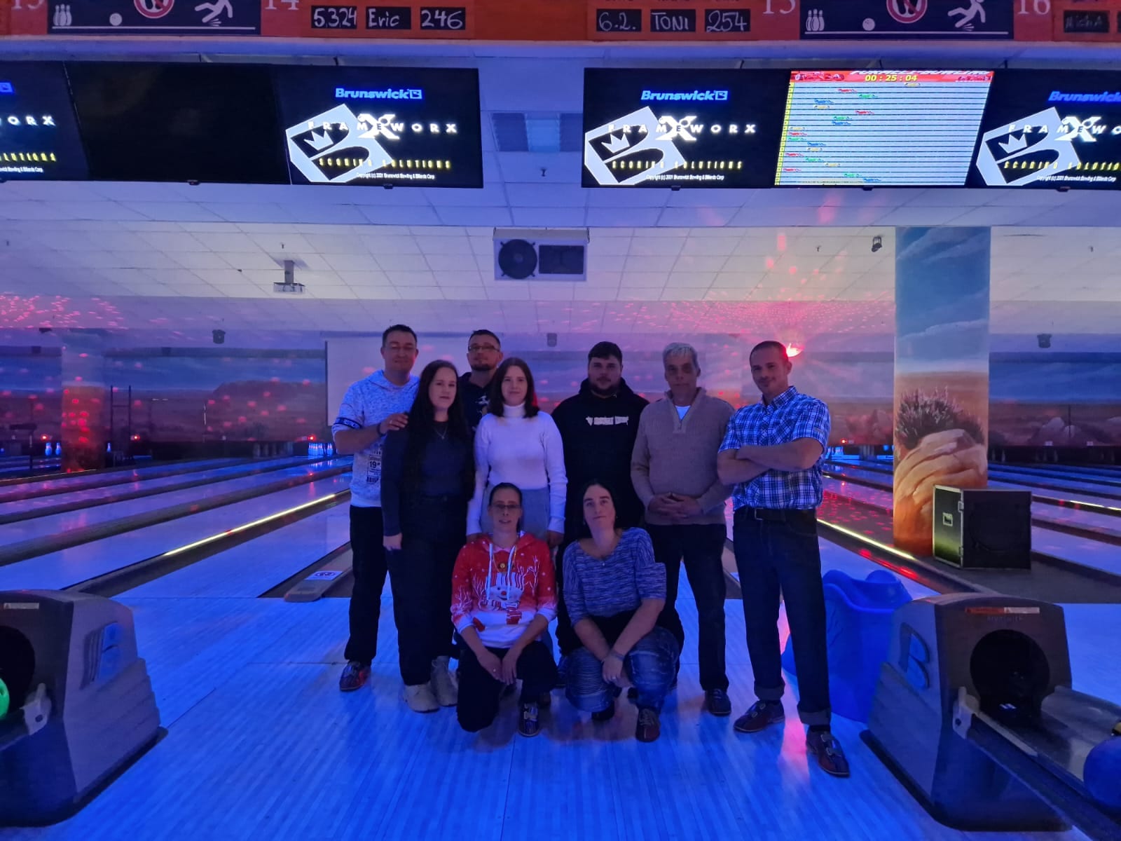 Kolleginnen und Kollegen von Clean Gebäudemanagement bei einem gemeinsamen Bowling-Abend, Gruppenfoto vor den Bowlingbahnen