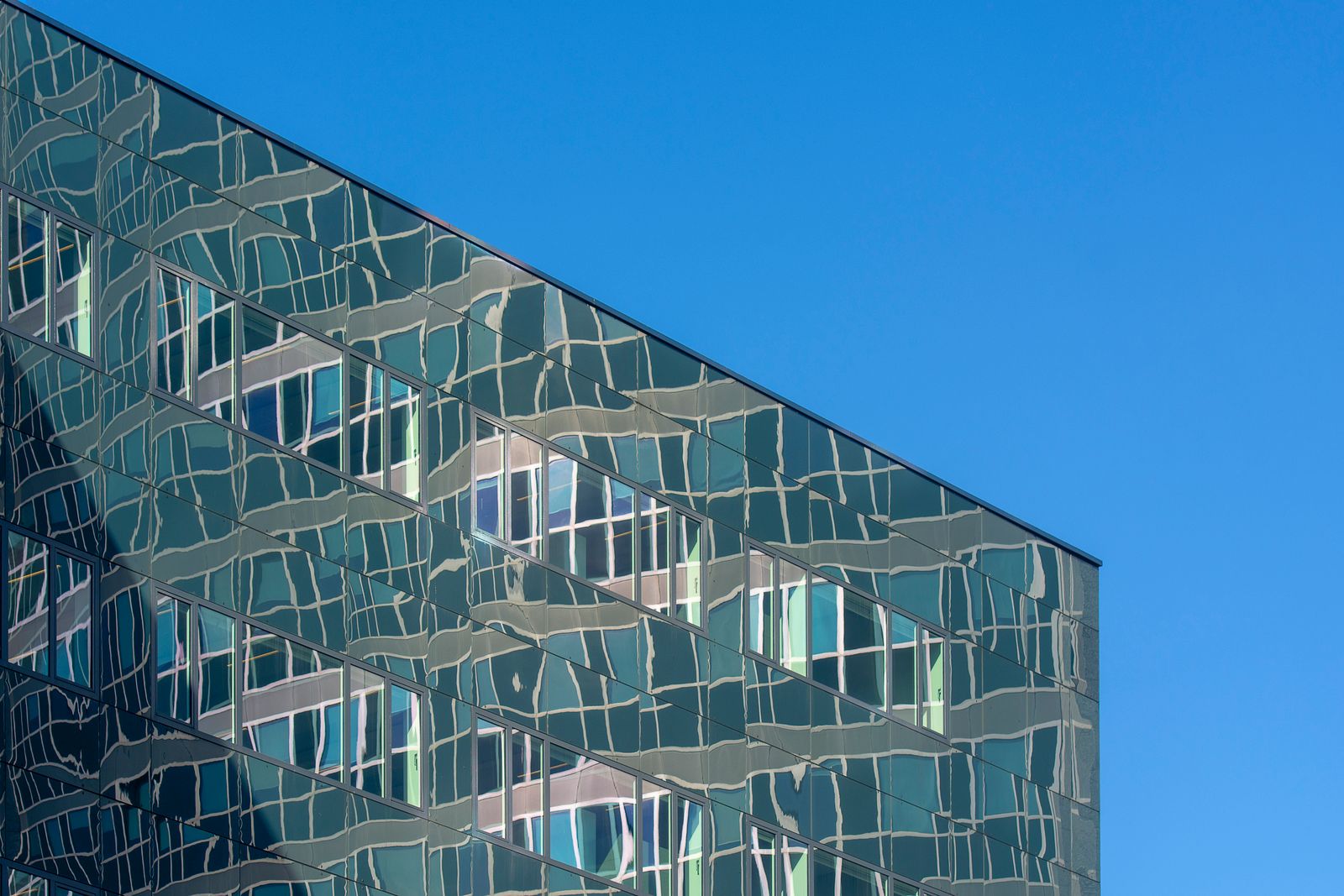 Moderne, spiegelnde Glasfassade eines Bürogebäudes